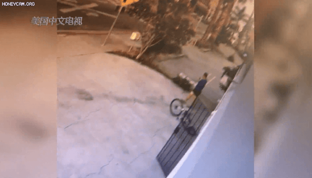 威猛! 黑人男子砸华人家门 惨遭华裔拳王暴揍 老板娘端出猎枪就上!