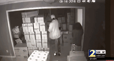 威猛! 黑人男子砸华人家门 惨遭华裔拳王暴揍 老板娘端出猎枪就上!
