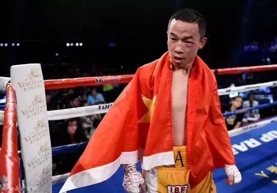 威猛! 黑人男子砸华人家门 惨遭华裔拳王暴揍 老板娘端出猎枪就上!