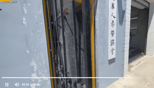 威猛! 黑人男子砸华人家门 惨遭华裔拳王暴揍 老板娘端出猎枪就上!