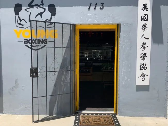 威猛! 黑人男子砸华人家门 惨遭华裔拳王暴揍 老板娘端出猎枪就上!