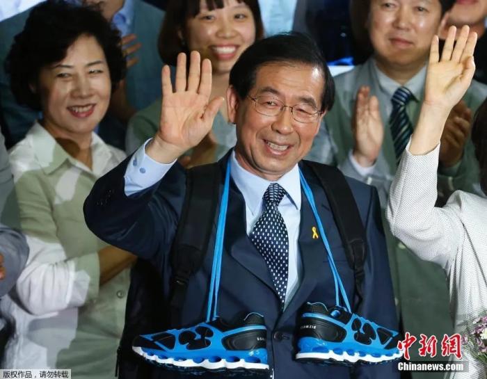 当地时间2014年6月5日，韩国首尔，朴元淳在选举中获胜成功连任。