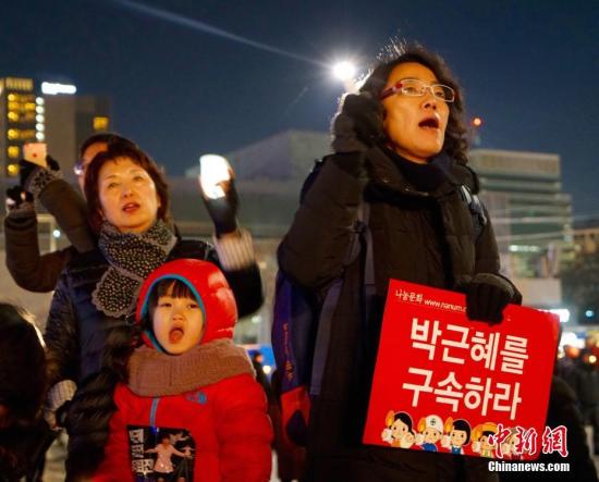 当地时间2016年12月10日，韩国民众举行“亲信干政”事件后第七轮大规模集会。示威民众高喊口号，要求朴槿惠立即下台。中新社记者 吴旭 摄