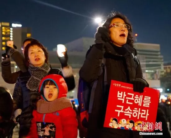 当地时间2016年12月10日，韩国民众举行“亲信干政”事件后第七轮大规模集会。示威民众高喊口号，要求朴槿惠立即下台。中新社记者 吴旭 摄