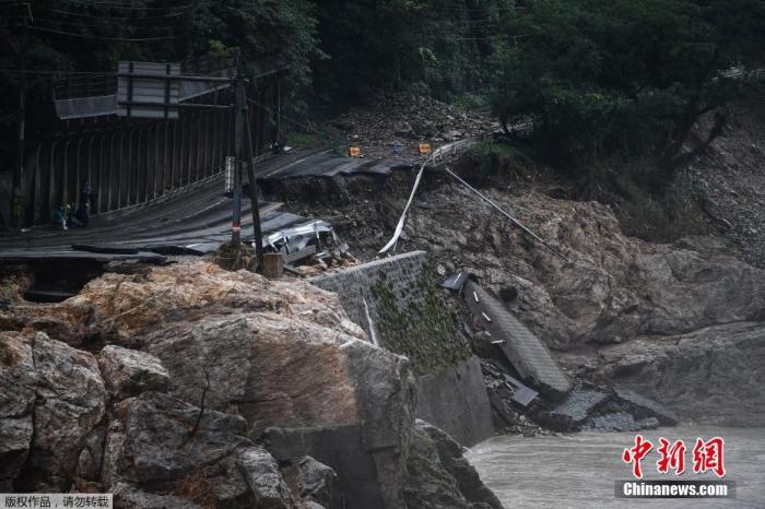 近日，以日本九州岛为中心的多地普降暴雨，并在多地引发河流泛滥和泥石流等地质灾害。图为日本熊本县一处公路坍塌。