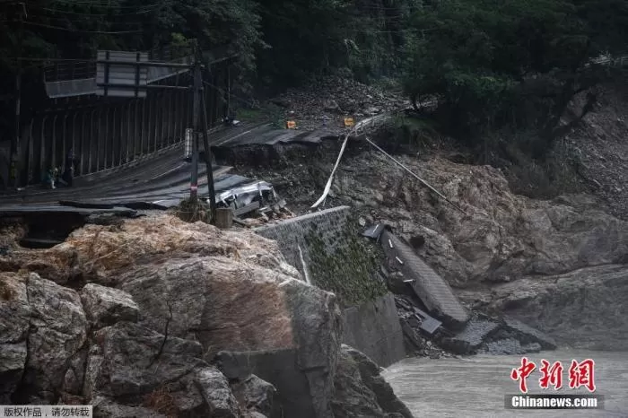 近日，以日本九州岛为中心的多地普降暴雨，并在多地引发河流泛滥和泥石流等地质灾害。图为日本熊本县一处公路坍塌。