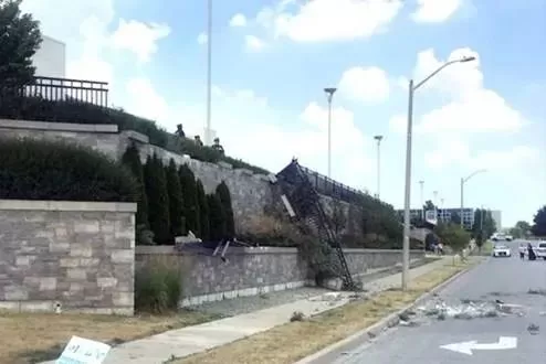 飞来横祸! 加拿大妈妈过马路 竟遭奥迪SUV从天而降碾压 当场身亡!