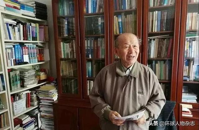 他是95岁的“钢铁侠”，不买房却捐款千万助学，一件衬衫穿30年