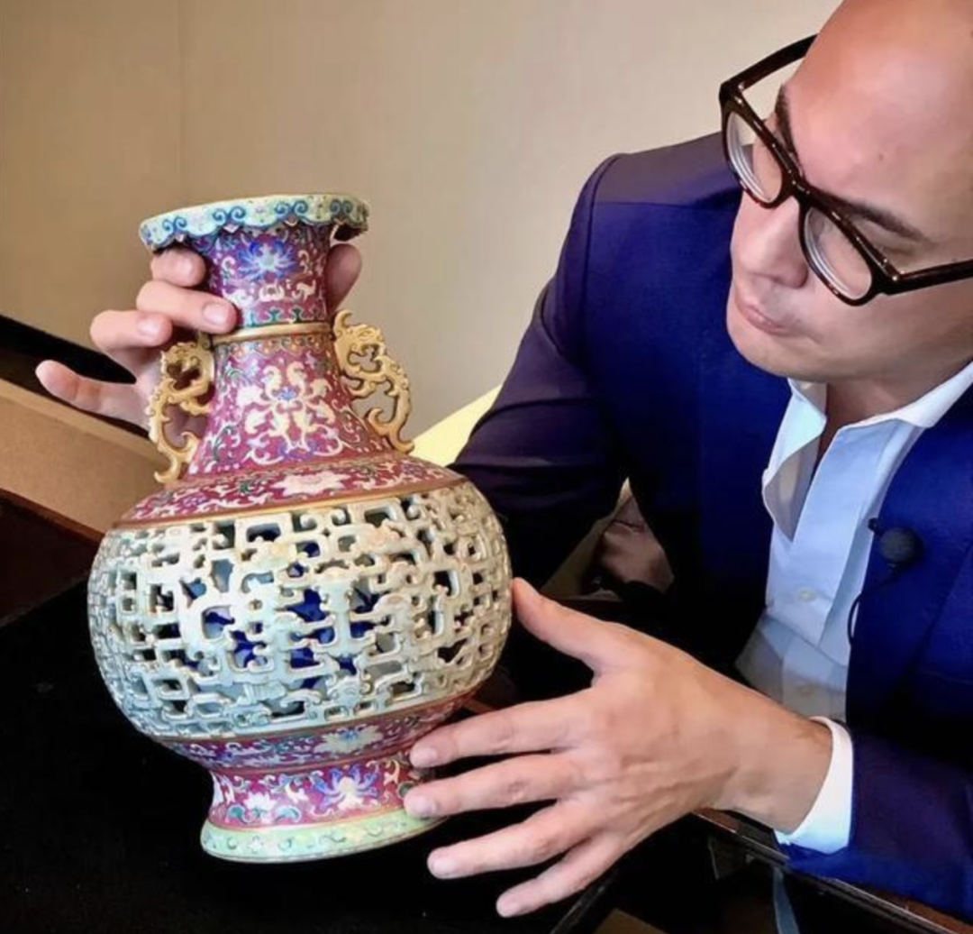 欧洲大妈在自家老房子里发现一中国花瓶 一夜之间变千万富婆!