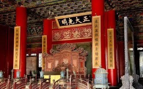 欧洲大妈在自家老房子里发现一中国花瓶 一夜之间变千万富婆!