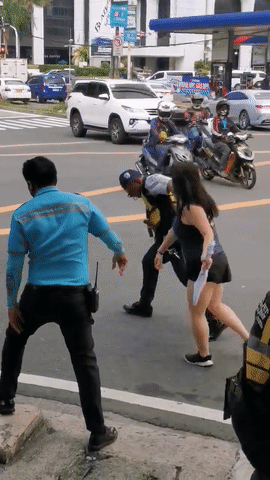 华人猛女穿小吊带超短裤当街1打3 中文怒吼