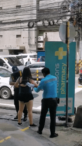 华人猛女穿小吊带超短裤当街1打3 中文怒吼
