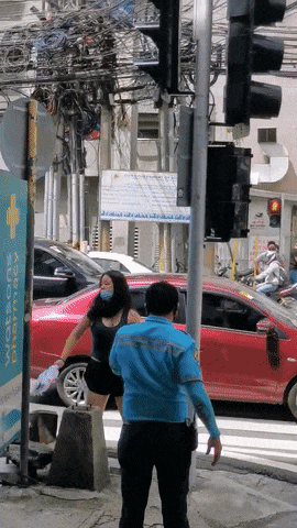 华人猛女穿小吊带超短裤当街1打3 中文怒吼