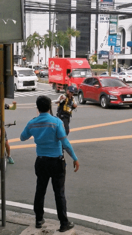 华人猛女穿小吊带超短裤当街1打3 中文怒吼