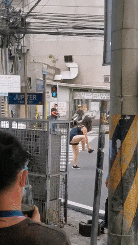 华人猛女穿小吊带超短裤当街1打3 中文怒吼