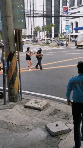 华人猛女穿小吊带超短裤当街1打3 中文怒吼