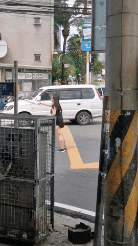 华人猛女穿小吊带超短裤当街1打3 中文怒吼