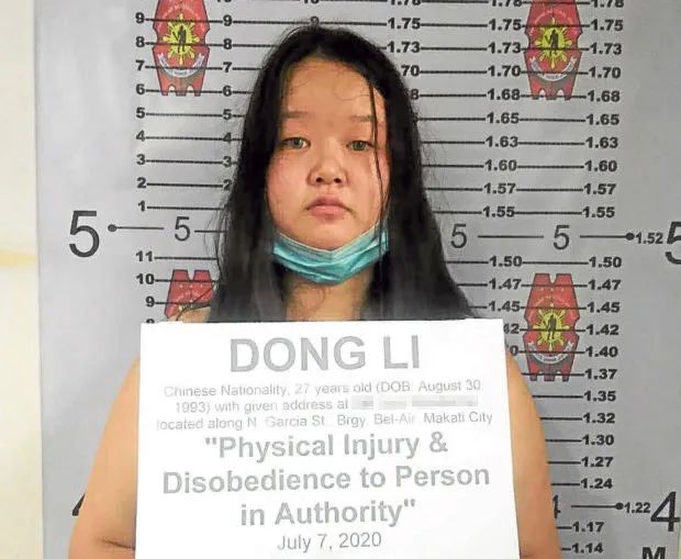 华人猛女穿小吊带超短裤当街1打3 中文怒吼