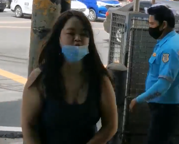 华人猛女穿小吊带超短裤当街1打3 中文怒吼