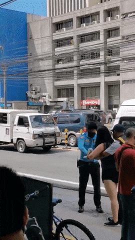 华人猛女穿小吊带超短裤当街1打3 中文怒吼