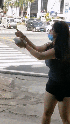 华人猛女穿小吊带超短裤当街1打3 中文怒吼