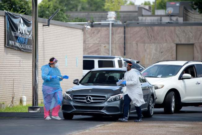 德州疫情升高，休士顿联合纪念医学中心的医护人员忙着为民众做病毒检测。（Getty Images）