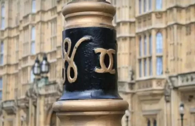 地表最强90后：英女王是他家“租客”，未来国王认他当“干爹”