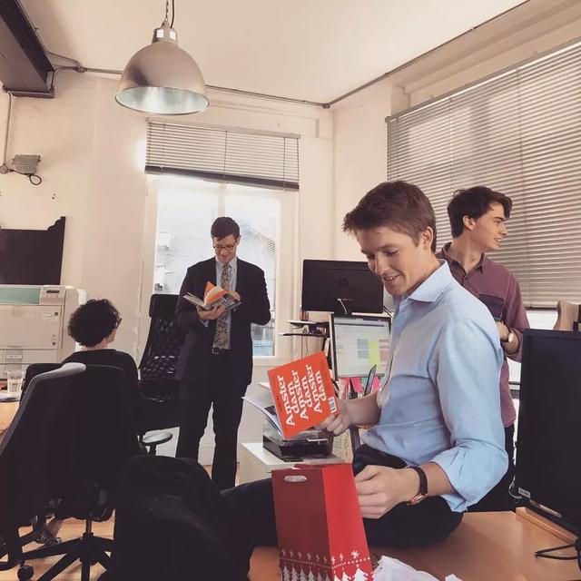 地表最强90后：英女王是他家“租客”，未来国王认他当“干爹”