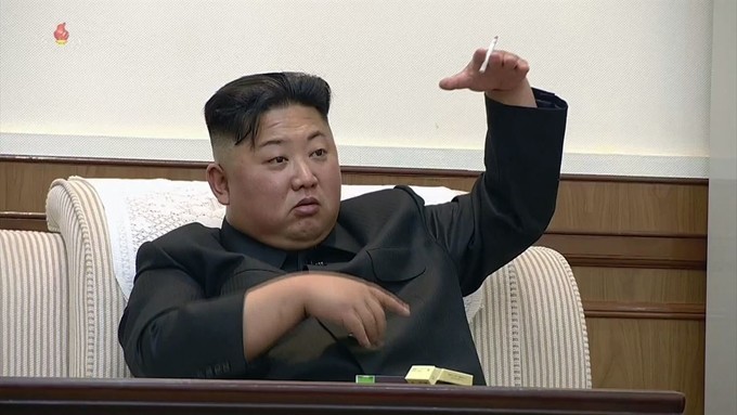 ▲金正恩嗜烟如命（图／翻摄自朝鲜中央电视台）