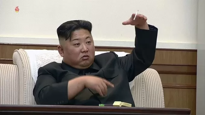 ▲金正恩嗜烟如命（图／翻摄自朝鲜中央电视台）