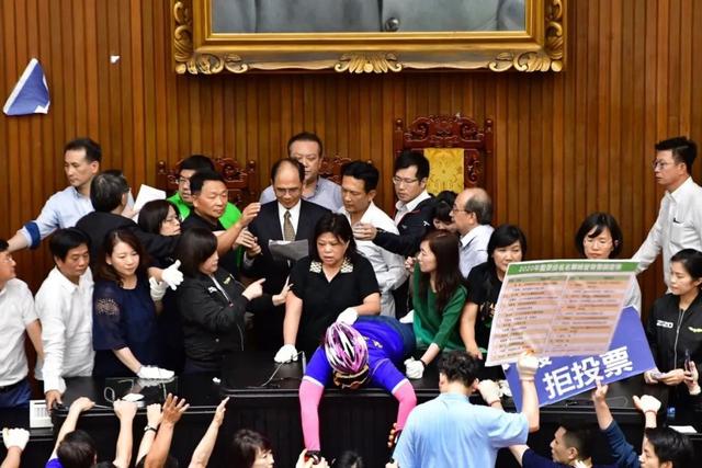 国民党和民进党打了一个星期，到底没有挡住陈菊丨台湾一周