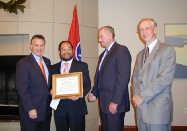 蔡秉燚(左二)2006年获得田纳西大学颁发惠雷奖(Wheeley Award)，表彰他把研究技术转化为商业产品的贡献。(田纳西大学研究基金会网站)