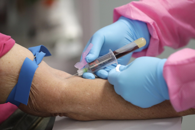 佛州新冠疫情严峻，州长德桑提斯呼吁痊愈者捐出血浆救人。（美联社资料照片）