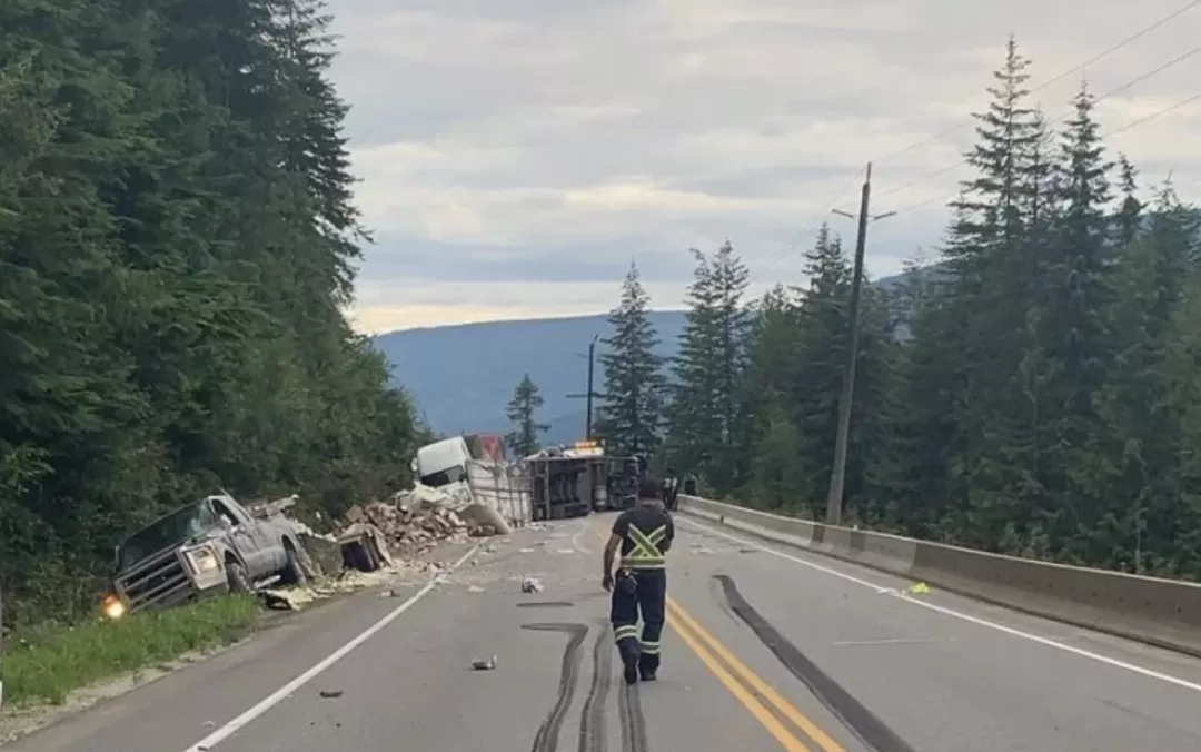 1号公路惨烈事故! BC卡车失控侧翻 碾烂5车 视频如同灾难片!