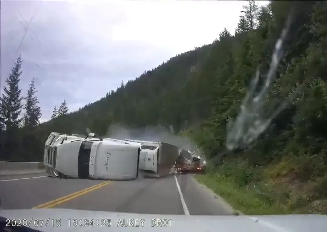1号公路惨烈事故! BC卡车失控侧翻 碾烂5车 视频如同灾难片!
