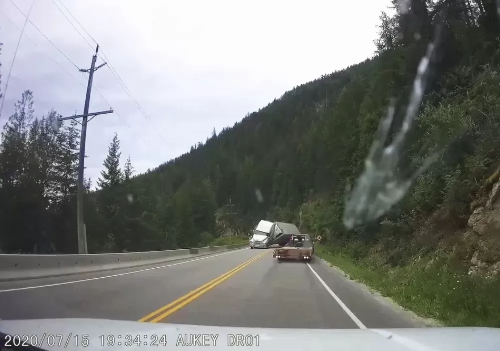 1号公路惨烈事故! BC卡车失控侧翻 碾烂5车 视频如同灾难片!