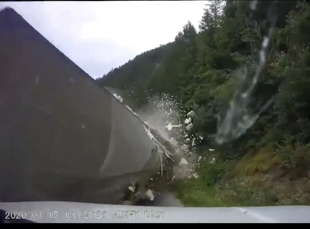1号公路惨烈事故! BC卡车失控侧翻 碾烂5车 视频如同灾难片!