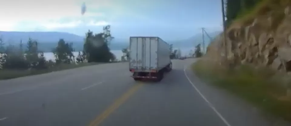 1号公路惨烈事故! BC卡车失控侧翻 碾烂5车 视频如同灾难片!