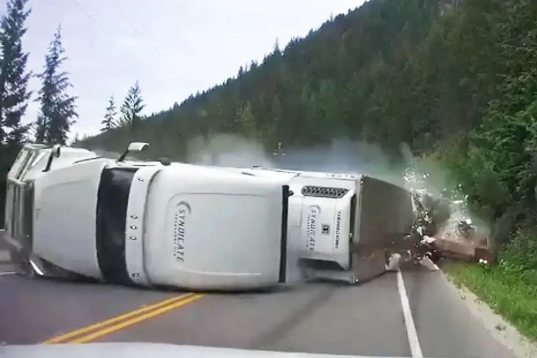 1号公路惨烈事故! BC卡车失控侧翻 碾烂5车 视频如同灾难片!