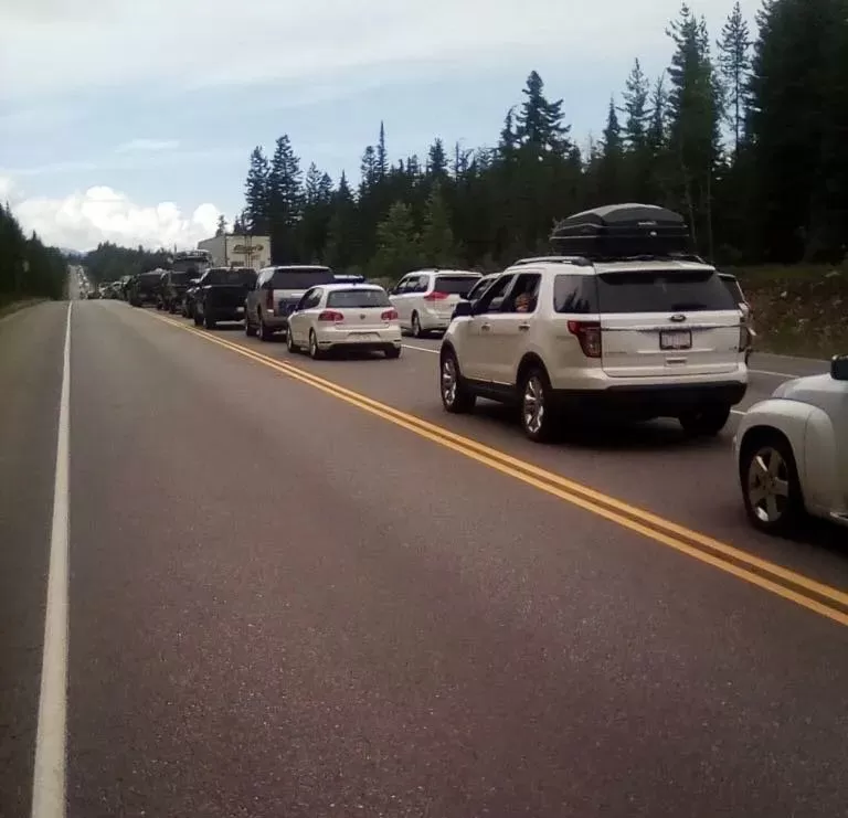 1号公路惨烈事故! BC卡车失控侧翻 碾烂5车 视频如同灾难片!