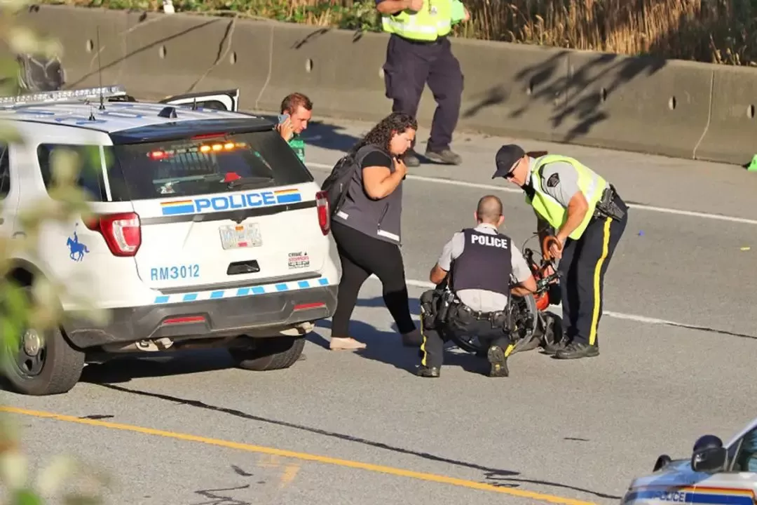 1号公路惨烈事故! BC卡车失控侧翻 碾烂5车 视频如同灾难片!