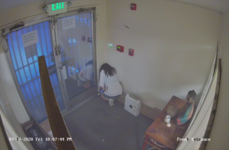 惨剧! 一群华人和入室歹徒激烈枪战 33岁华女中弹身亡 视频录下全过程!