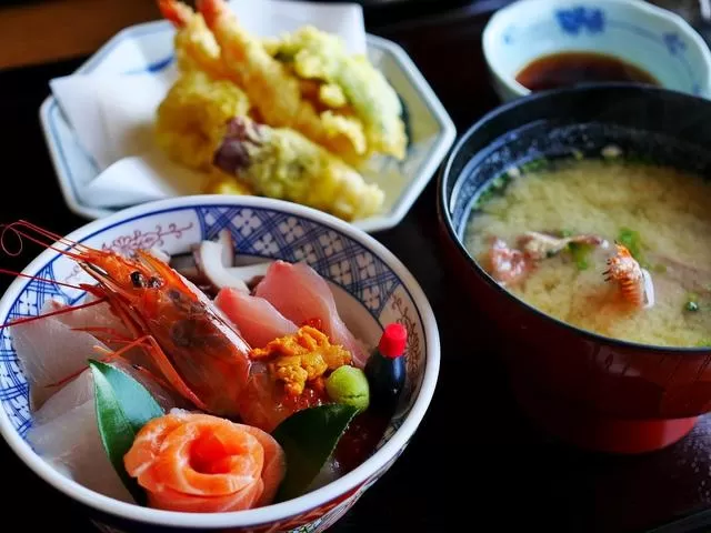 日本旅游每人每天补贴2万日元，但东京新一波疫情暴发，479名患者失联，七成民众反对政府发钱旅游