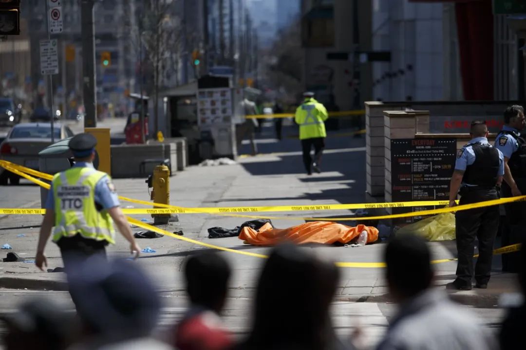 可怕! Metrotown天车站突发事件 现场多人报警 警察进站搜捕!