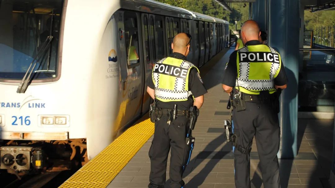 可怕! Metrotown天车站突发事件 现场多人报警 警察进站搜捕!