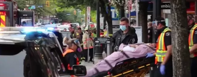 可怕! Metrotown天车站突发事件 现场多人报警 警察进站搜捕!