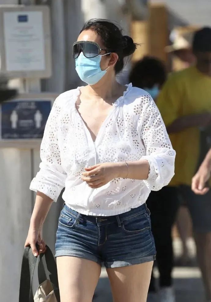 巩俐穿超短裤 和法国老公赴
