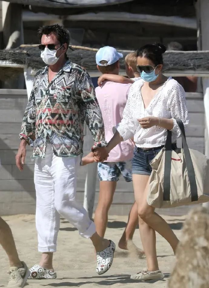 巩俐穿超短裤 和法国老公赴