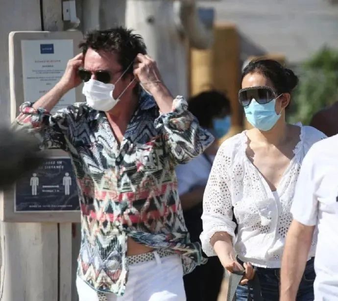 巩俐穿超短裤 和法国老公赴