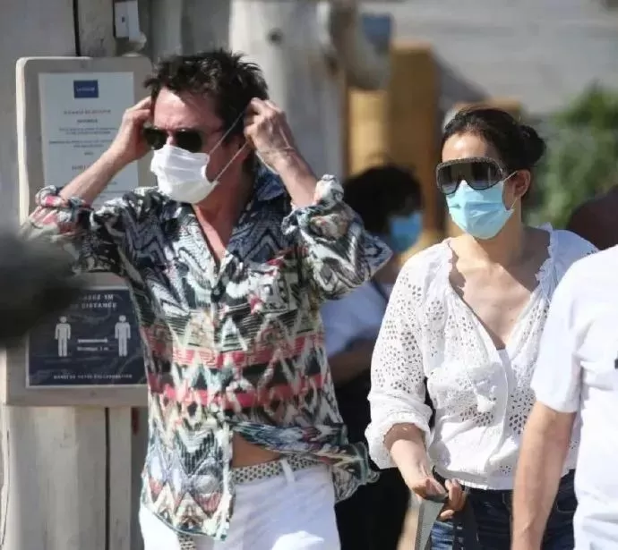 巩俐穿超短裤 和法国老公赴